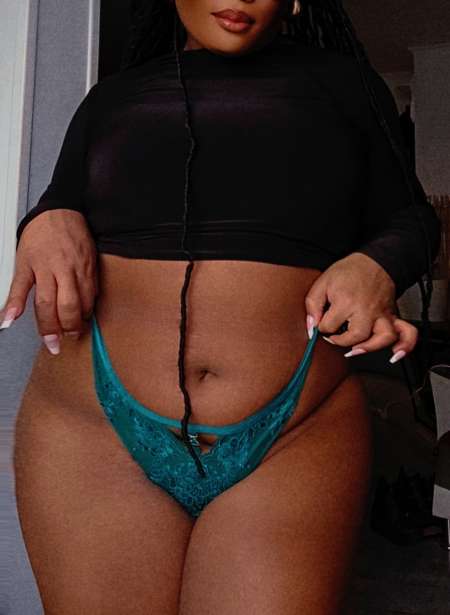 Jolie trans curvy de passage sur l'île