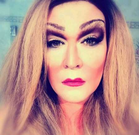  Julia transgenre reçois dans maison discrète